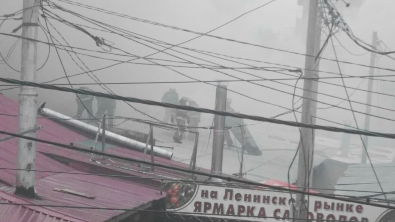 К полыхающему в Омске Ленинскому рынку не может подъехать пожарная машина