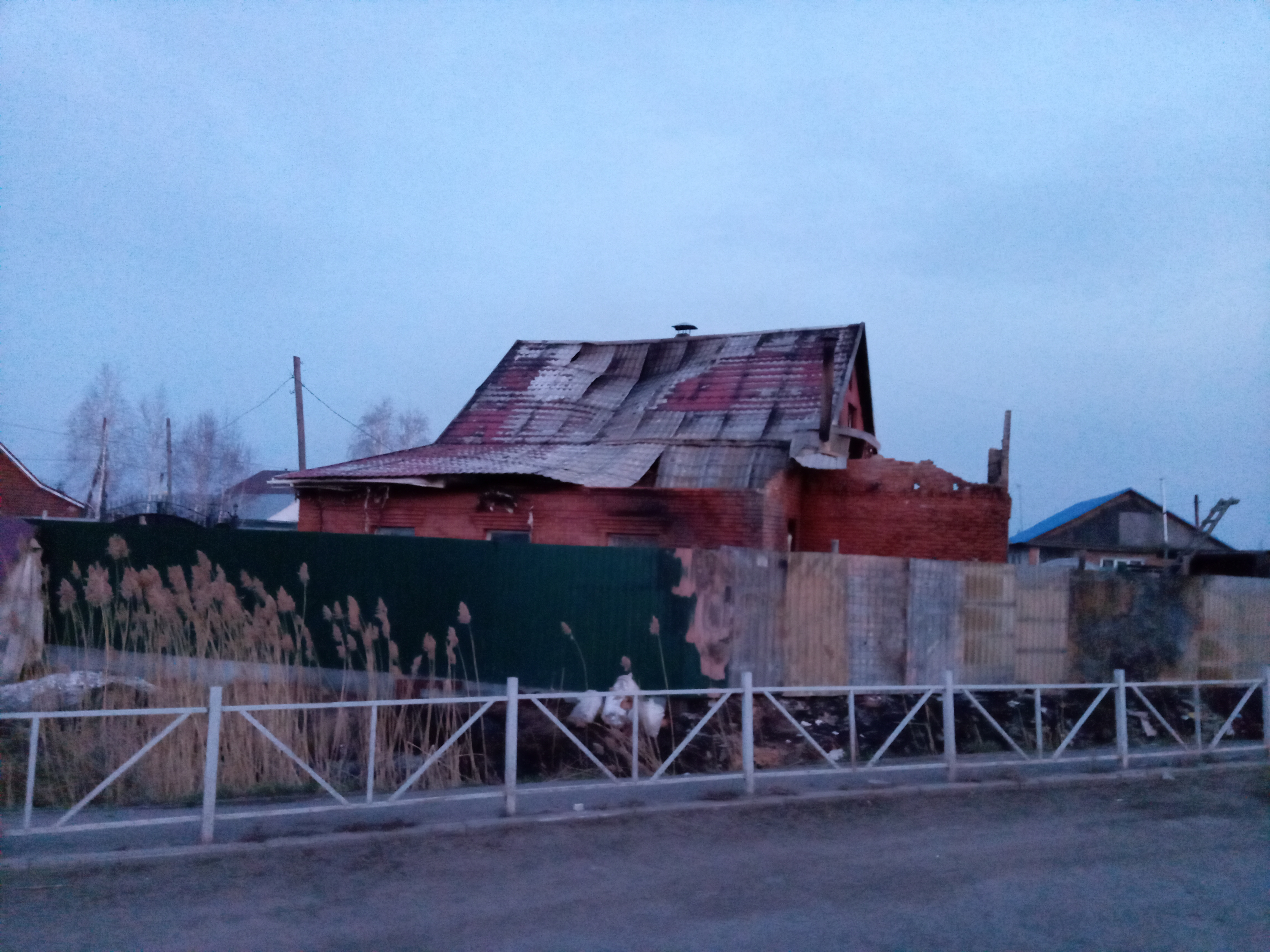 В пригороде Омска школьная учительница осталась без жилья из-за крупного пожара В пригороде Омска школьная учительница осталась без жилья из-за крупного пожара
