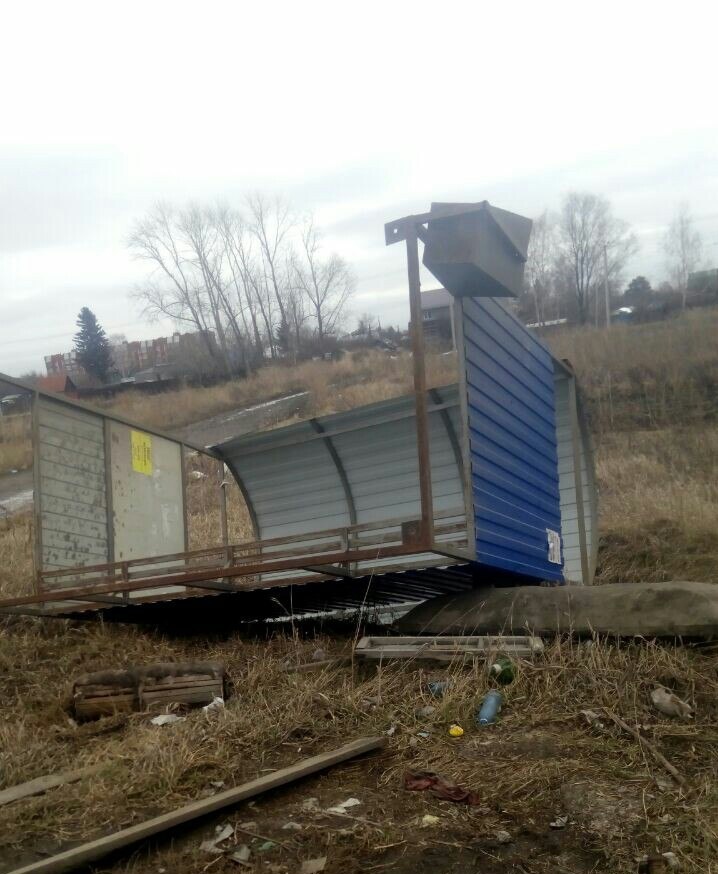 В Омске унесло ветром металлическую остановку В Омске унесло ветром металлическую остановку