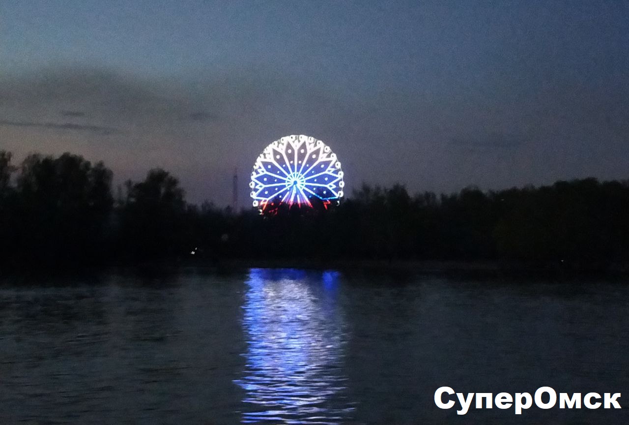Салют на воде: как выглядел фейерверк с прогулочного теплохода в Омске Салют на воде: как выглядел фейерверк с прогулочного теплохода в Омске
