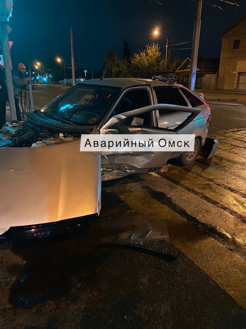 В жуткой ночной аварии покалечилась омичка В жуткой ночной аварии покалечилась омичка