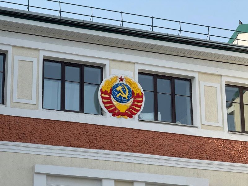 На фасаде в центре Омска обновили герб СССР