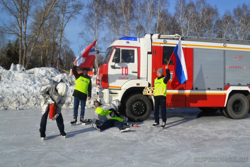 Омские спасатели устроили шоу-тренировку на коньках Омские спасатели устроили шоу-тренировку на коньках