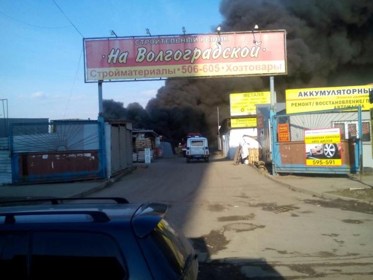 Видео: на строительном рынке в Омске горели два контейнера с краской