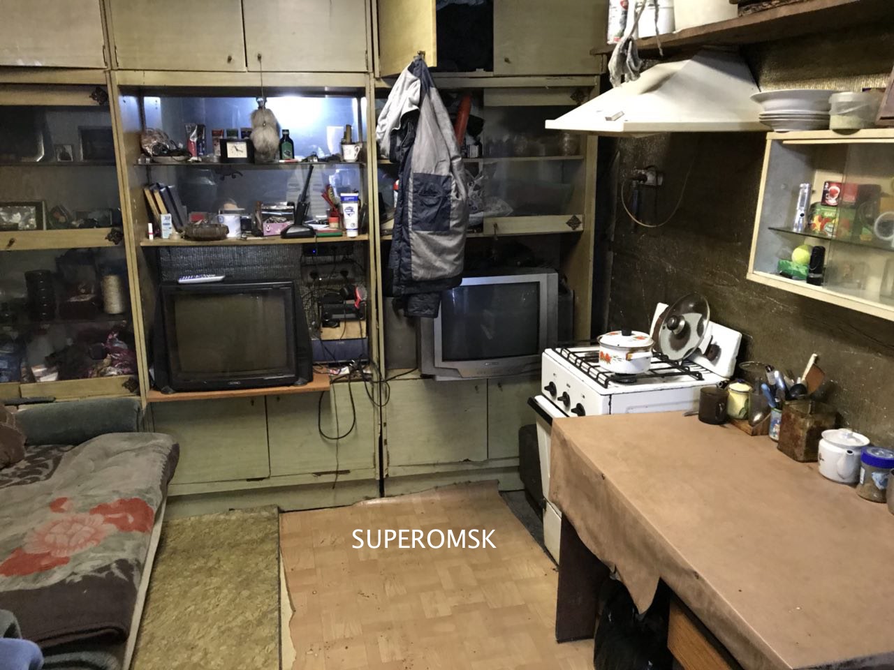 В Омске сирота из Казахстана живет с котом в гараже из-за волокиты