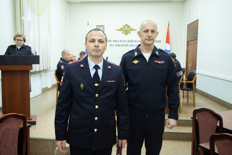 Начальник УМВД России по Омской области Вячеслав Крючков вручил награды отличившимся сотрудникам Начальник УМВД России по Омской области Вячеслав Крючков вручил награды отличившимся сотрудникам