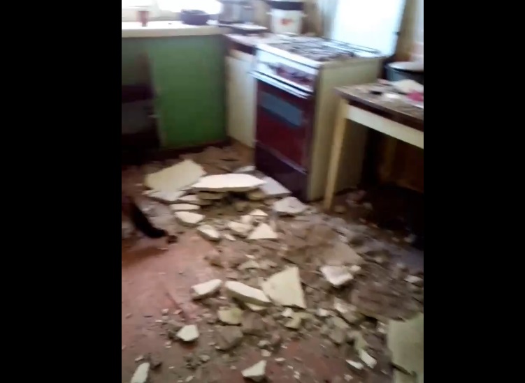 В омской трехэтажке обвалился потолок В омской трехэтажке обвалился потолок
