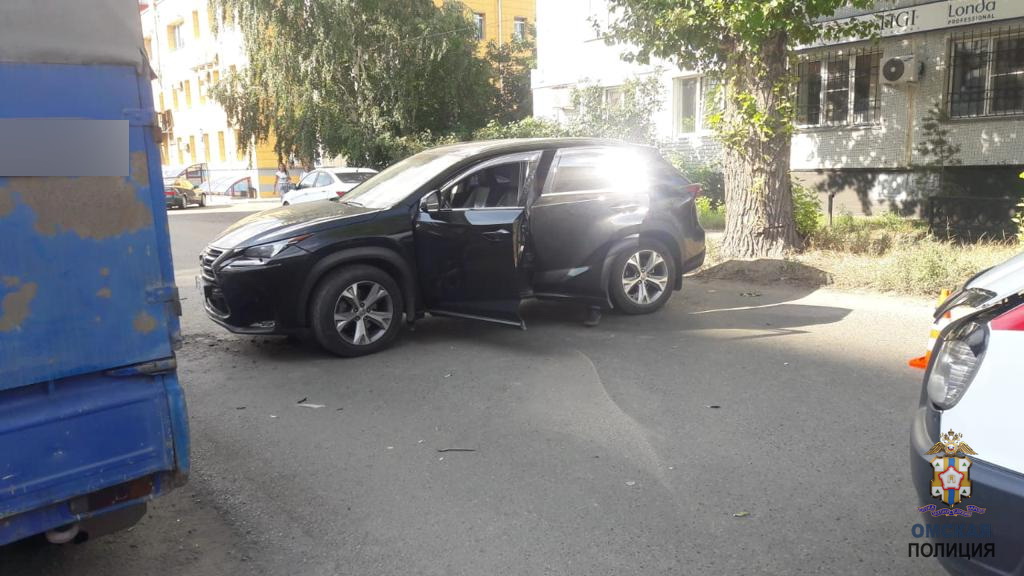 В центре Омска произошла массовая авария с пешеходом и дорогими иномарками