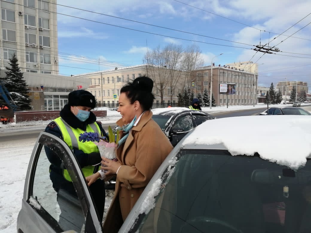 Депутат ОГС Юрий Козловский и ГИБДД поздравили автолюбительниц с весенним праздником