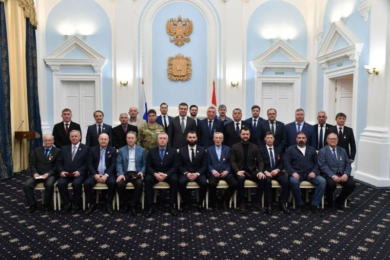 Перед Днем защитника Отечества Виталий Хоценко вручил омичам государственные награды Перед Днем защитника Отечества Виталий Хоценко вручил омичам государственные награды