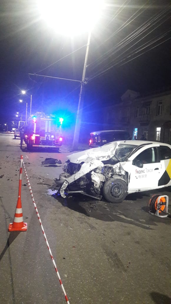 В Омске молодой парень за рулем «Мерседеса» протаранил такси: двое погибших В Омске молодой парень за рулем «Мерседеса» протаранил такси: двое погибших