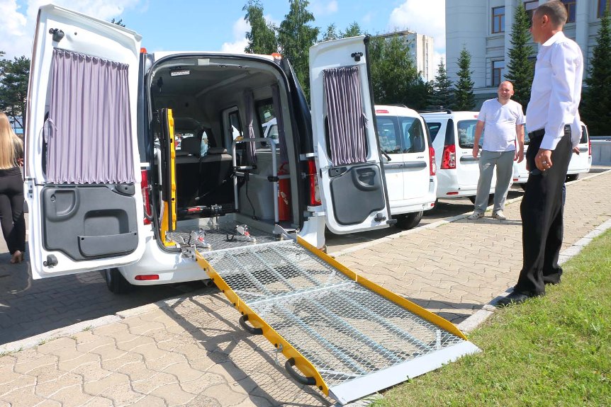 В Омской области мобильным бригадам центров соцуслуг вручили новый транспорт В Омской области мобильным бригадам центров соцуслуг вручили новый транспорт