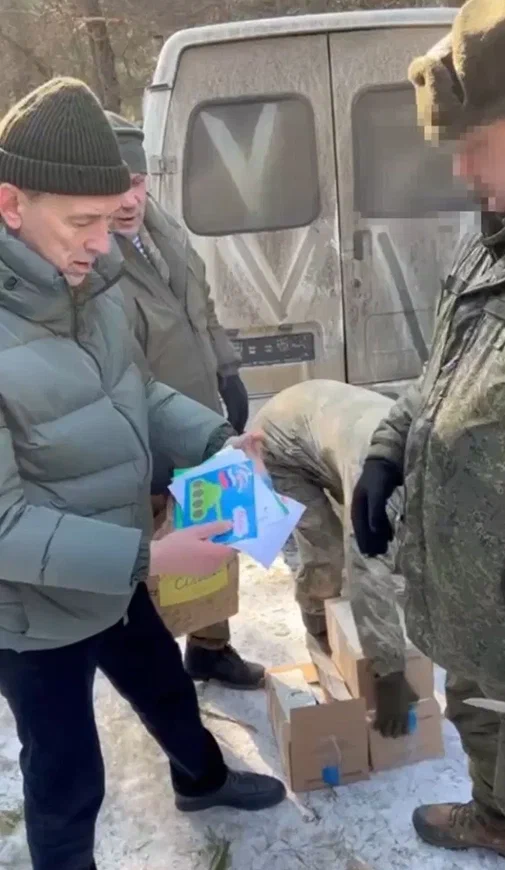 Омские бойцы в зоне СВО получили посылку от единороссов Омские бойцы в зоне СВО получили посылку от единороссов