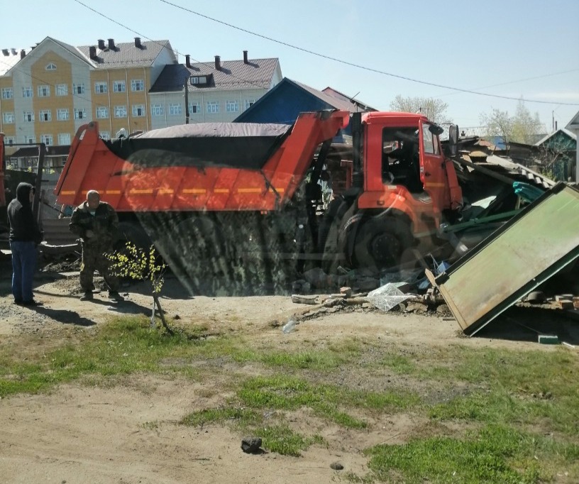 В Омске КамАЗ вылетел с дороги у школы Старом Кировске