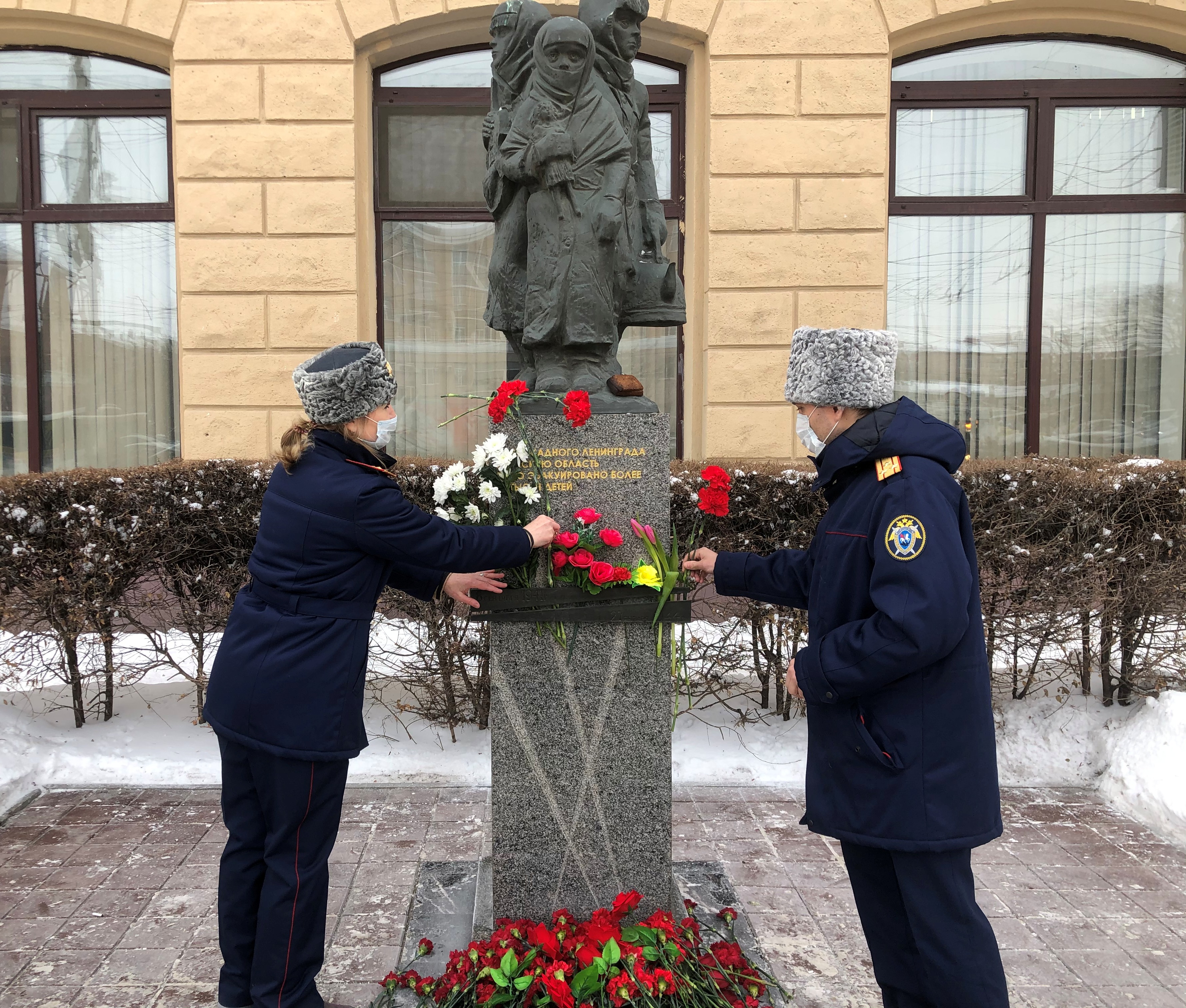 Омские следователи почтили память юных героев блокадного Ленинграда Омские следователи почтили память юных героев блокадного Ленинграда