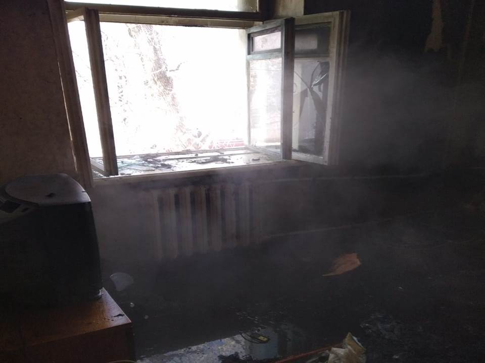 В Омске загорелась квартира со старушкой внутри