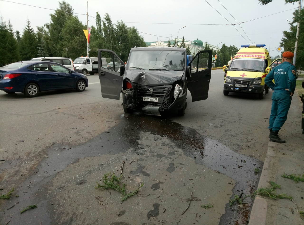 В центре Омска у здания региональной полиции грузовик влетел в дерево В центре Омска у здания региональной полиции грузовик влетел в дерево