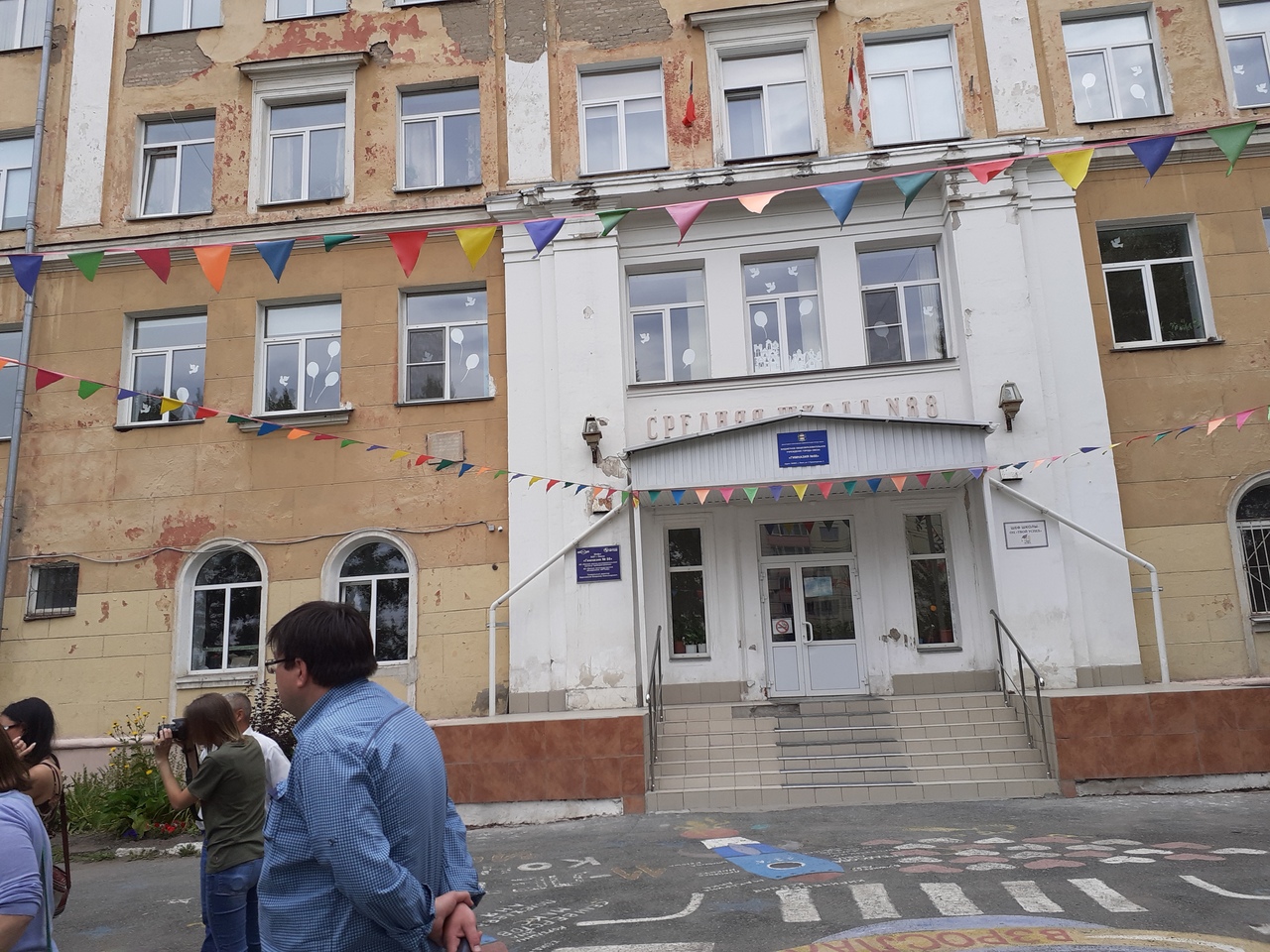Омскую гимназию, в которой обвалился потолок, экстренно решили расформировать Омскую гимназию, в которой обвалился потолок, экстренно решили расформировать