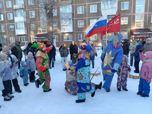 В омских дворах проводят свои Масленицы не хуже официальных В омских дворах проводят свои Масленицы не хуже официальных