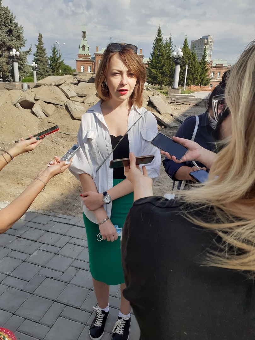Гламурная чиновница элитного департамента Омска дебютировала на Театральной площади Гламурная чиновница элитного департамента Омска дебютировала на Театральной площади