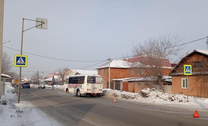 В Омске из-за столкновения автобуса и «Лады Веста» пострадала женщина-пешеход
