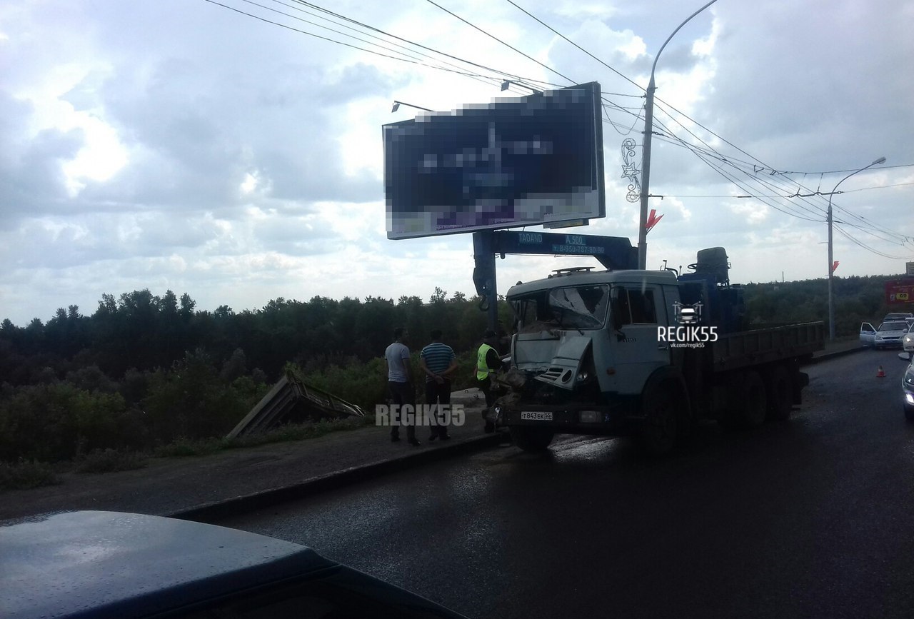 В центре Омска грузовик улетел с моста после ДТП с КамАЗом - ВИДЕО В центре Омска грузовик улетел с моста после ДТП с КамАЗом - ВИДЕО