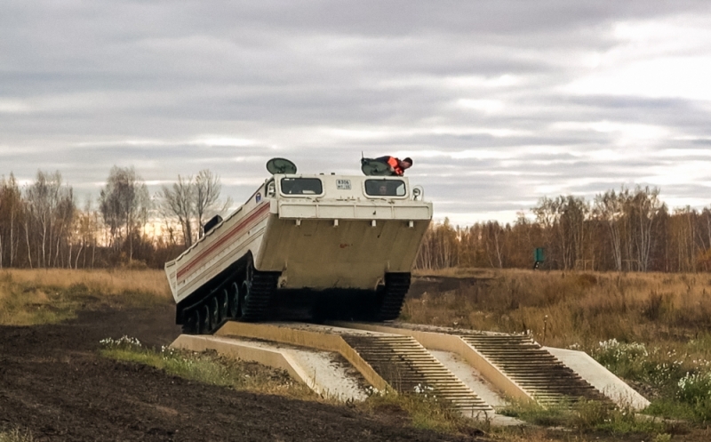 Омское МЧС научило сотрудников управлять техникой для спасения сельчан Омское МЧС научило сотрудников управлять техникой для спасения сельчан