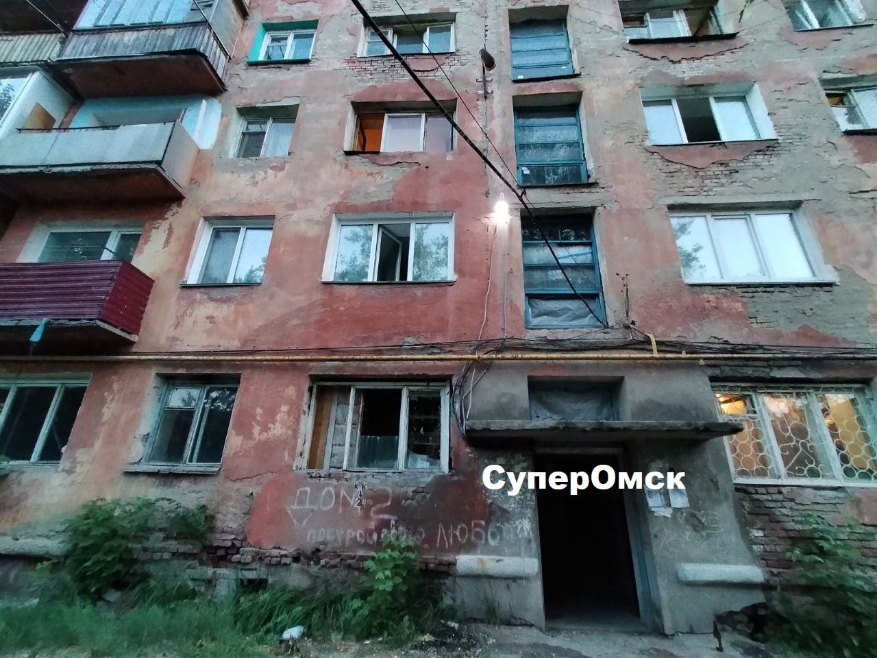 В известной разваливающейся ледяной пятиэтажке под расселение в Омске продолжают жить люди
