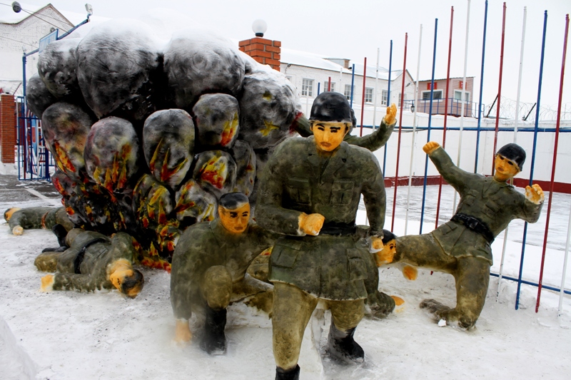 Заключенные омской колонии воссоздали ледяной городок 1942 года Заключенные омской колонии воссоздали ледяной городок 1942 года