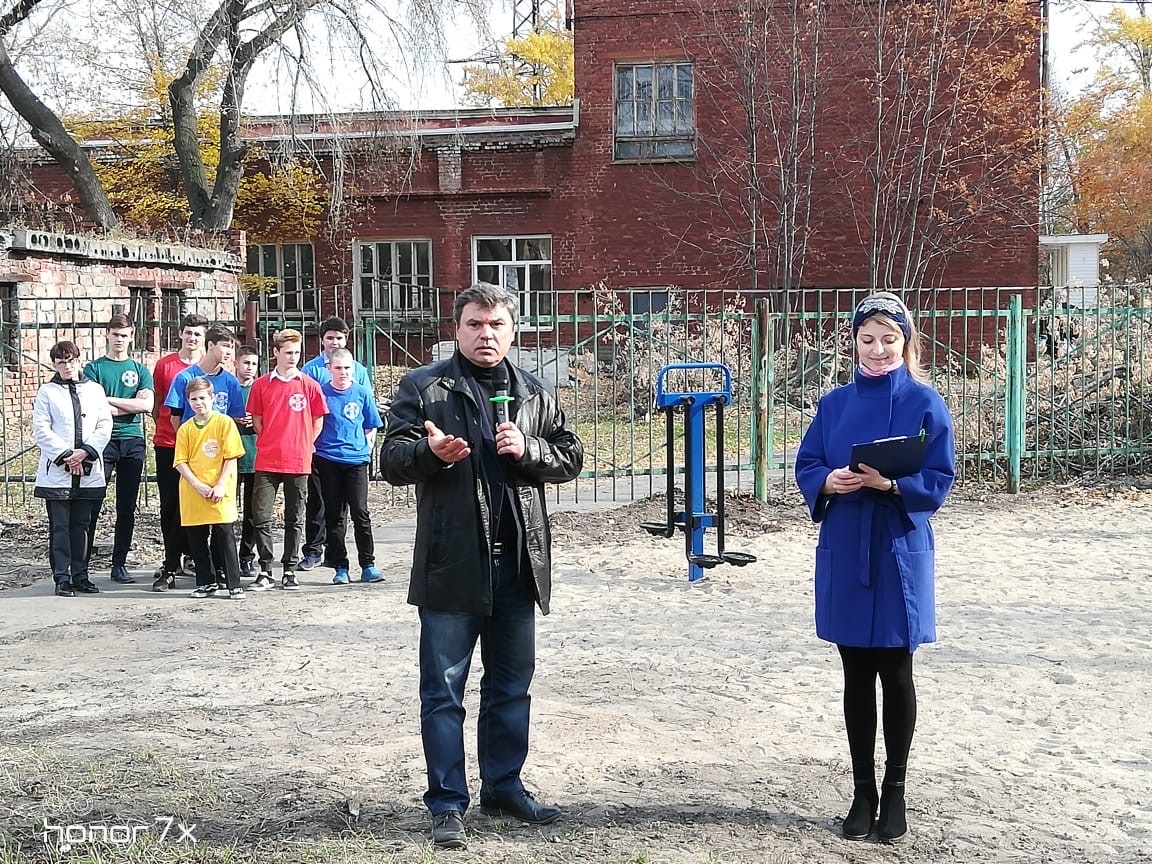 В Октябрьском округе установили уличные тренажеры и хоккейную коробку В Октябрьском округе установили уличные тренажеры и хоккейную коробку