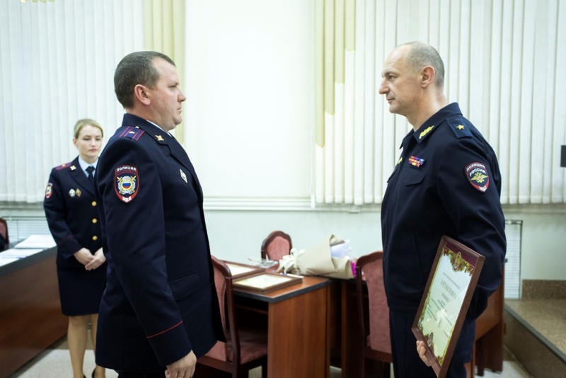 Начальник УМВД России по Омской области Вячеслав Крючков вручил награды отличившимся сотрудникам Начальник УМВД России по Омской области Вячеслав Крючков вручил награды отличившимся сотрудникам