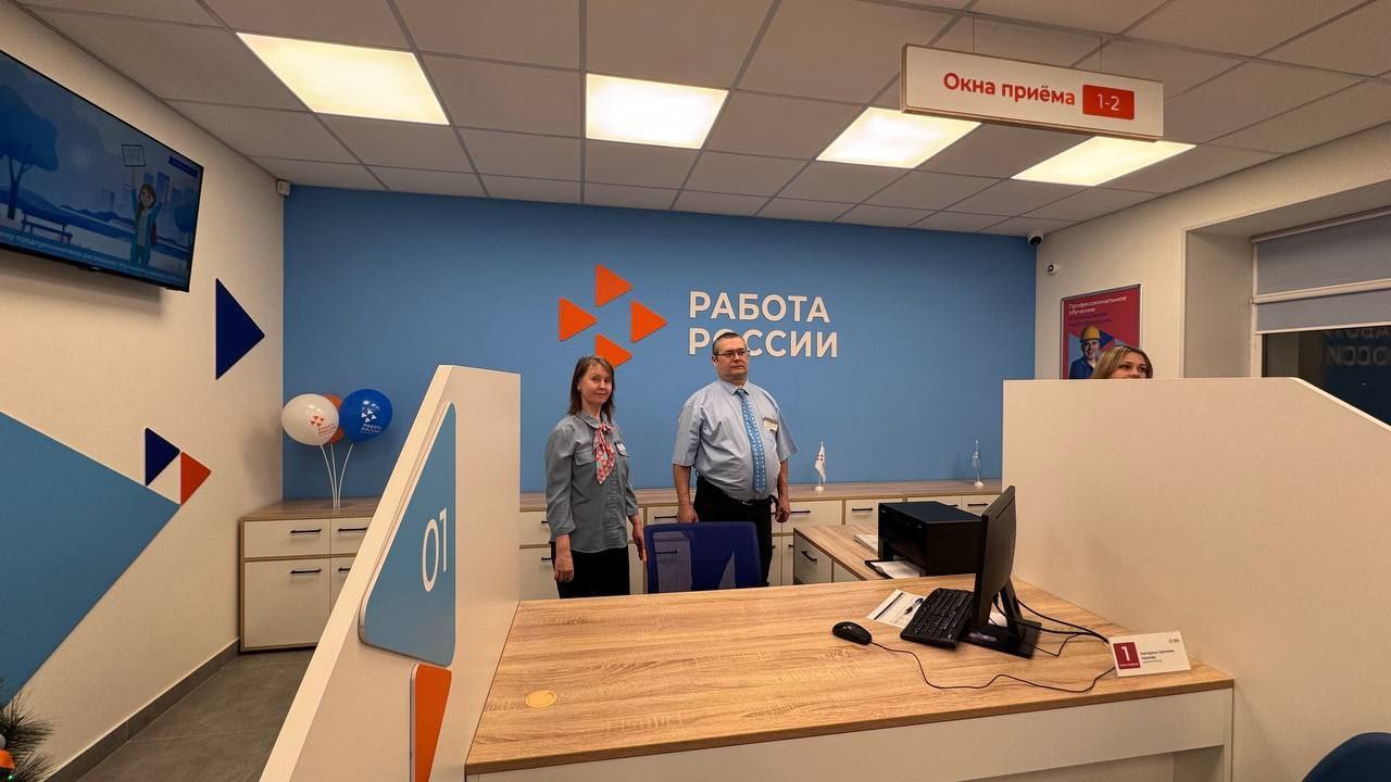 Хоценко посетил молодежное пространство и обновленный кадровый центр в селе Знаменское Омской области