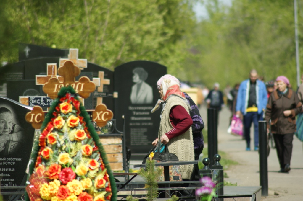 Омичи провели День поминовения на городских кладбищах – фоторепортаж Омичи провели День поминовения на городских кладбищах – фоторепортаж