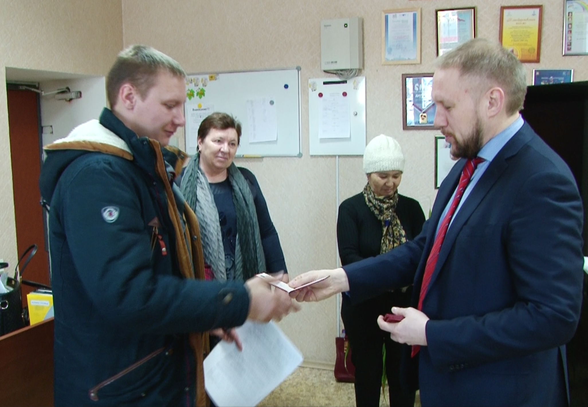 «Оплот» вручил удостоверения своим активистам «Оплот» вручил удостоверения своим активистам