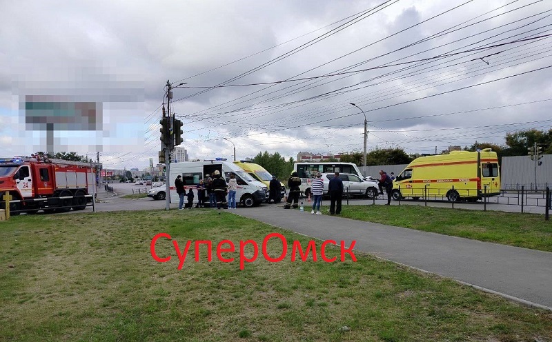 Жесткая авария с пассажирской маршруткой произошла у «Торгового города» в Омске