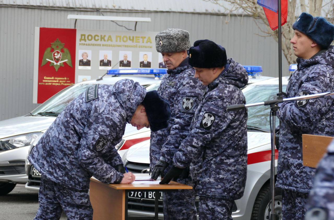 Омским росгвардейцам на юбилее раздали награды и ключи от машин Омским росгвардейцам на юбилее раздали награды и ключи от машин
