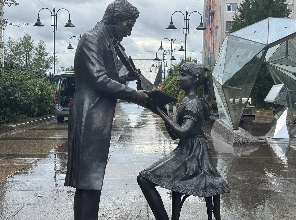 На Валиханова в центре Омска установили новую бронзовую скульптуру На Валиханова в центре Омска установили новую бронзовую скульптуру