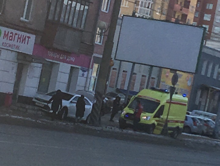 Наезд на пешехода на тротуаре в Омске попал на видео