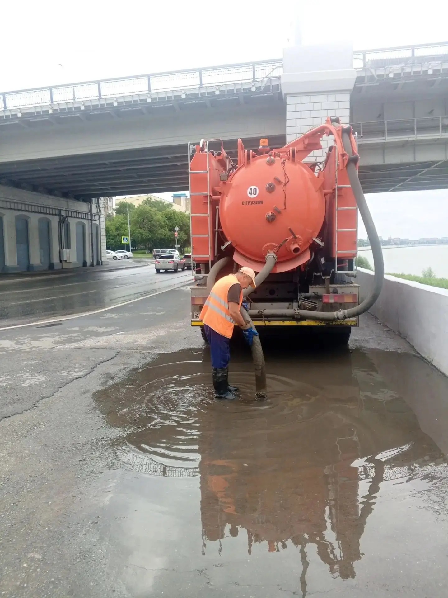 После мощного ливня с омских улиц откачали 800 кубометров дождевой воды После мощного ливня с омских улиц откачали 800 кубометров дождевой воды