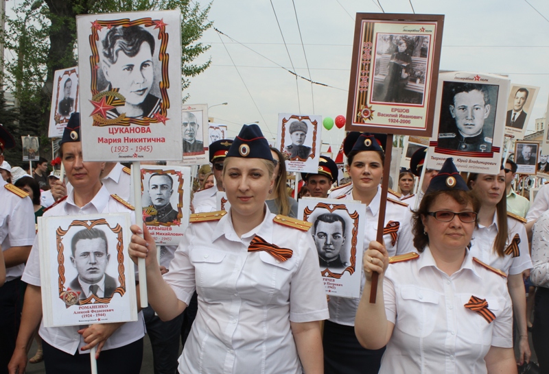 Омские следователи прошли в рядах «Бессмертного полка» Омские следователи прошли в рядах «Бессмертного полка»