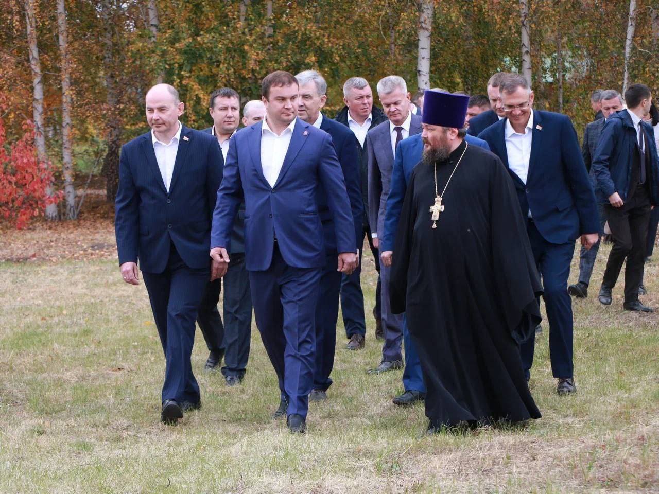 Хоценко поучаствовал в высадке саженцев в саду дружбы Омской и Минской областей Хоценко поучаствовал в высадке саженцев в саду дружбы Омской и Минской областей