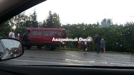 В Омске маршрутка разбилась о КамАЗ со щебнем В Омске маршрутка разбилась о КамАЗ со щебнем