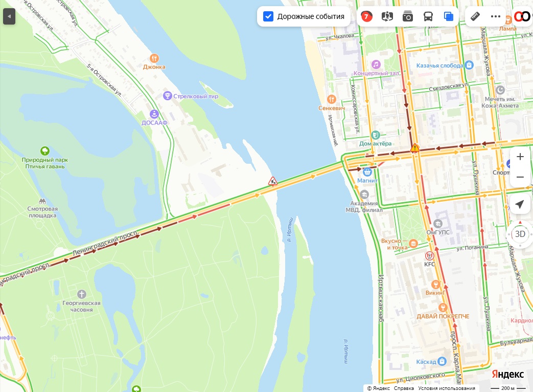 Центр Омска на подступах к Ленинградскому мосту утром встал в мощную пробку Центр Омска на подступах к Ленинградскому мосту утром встал в мощную пробку