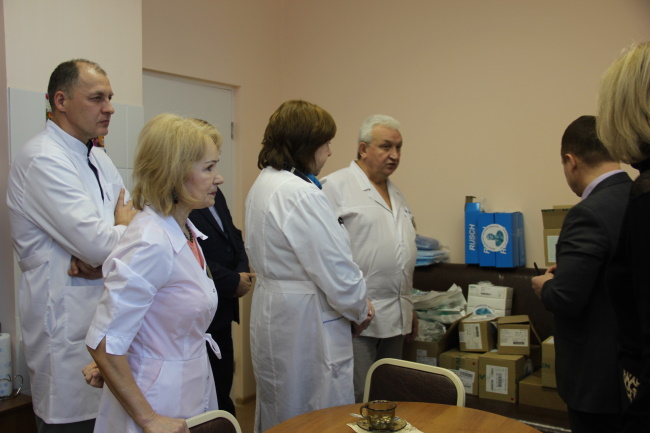 Представители Фонда развития Омской области имени Манякина посетили еще одну детскую больницу