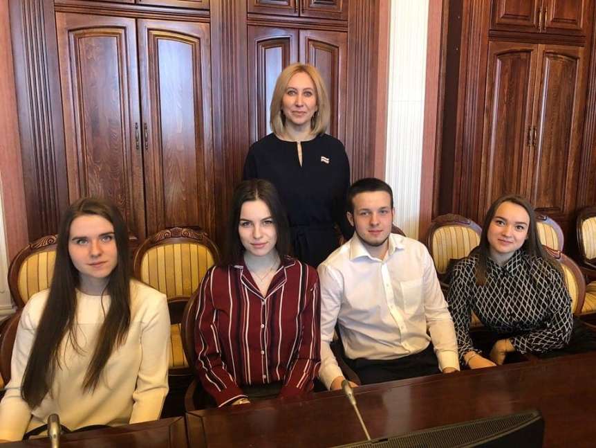 Инна Гомолко и Виктор Назаров устроили для студентов экскурсию по омскому Заксобранию Инна Гомолко и Виктор Назаров устроили для студентов экскурсию по омскому Заксобранию