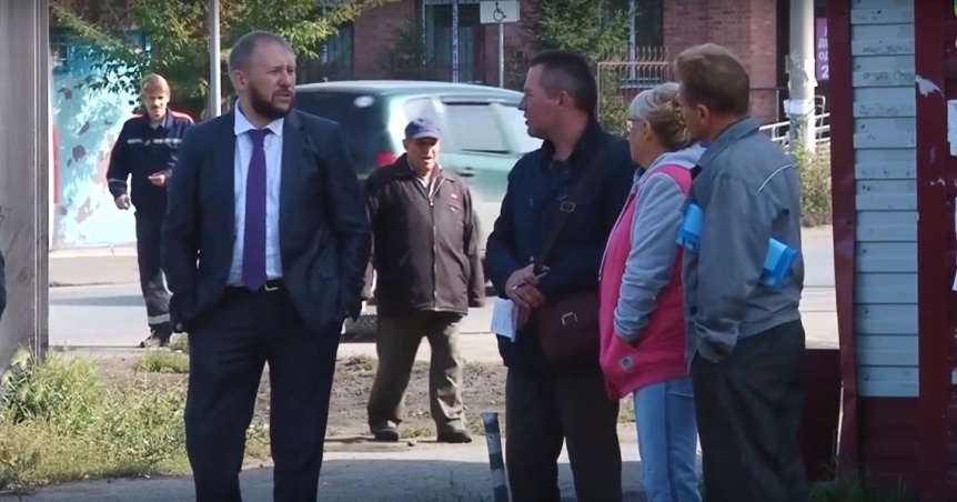 Вице-спикер омского горсовета помог жителям частного сектора с гранулятом Вице-спикер омского горсовета помог жителям частного сектора с гранулятом