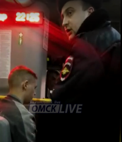В омском автобусе засняли хамское поведение человека в форме полиции
