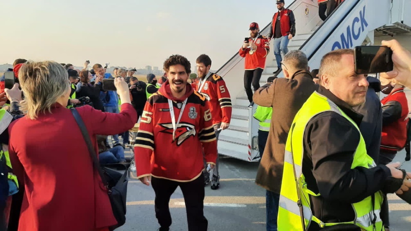 «Авангард» и Кубок Гагарина прилетели в Омск