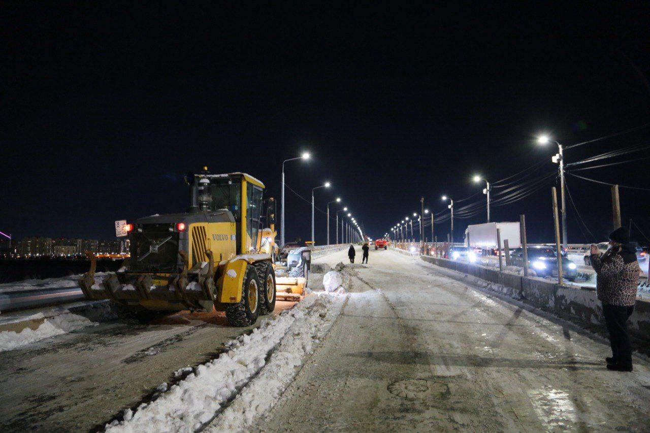 Мэр Омска Шелест показал кадры с отремонтированной части моста у Телецентра