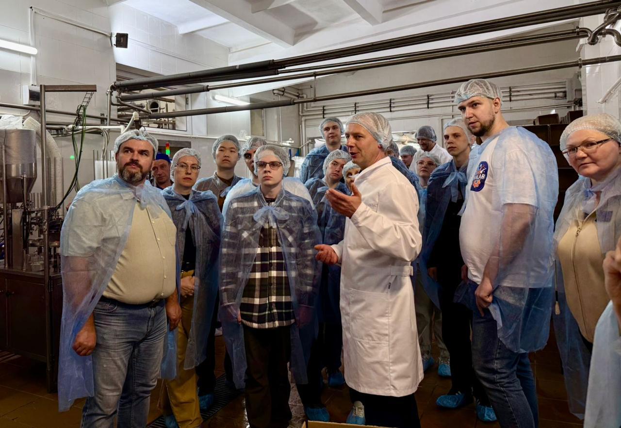 Команда студентов и преподавателей Омского политеха посетила Тюкалинский маслосыркомбинат